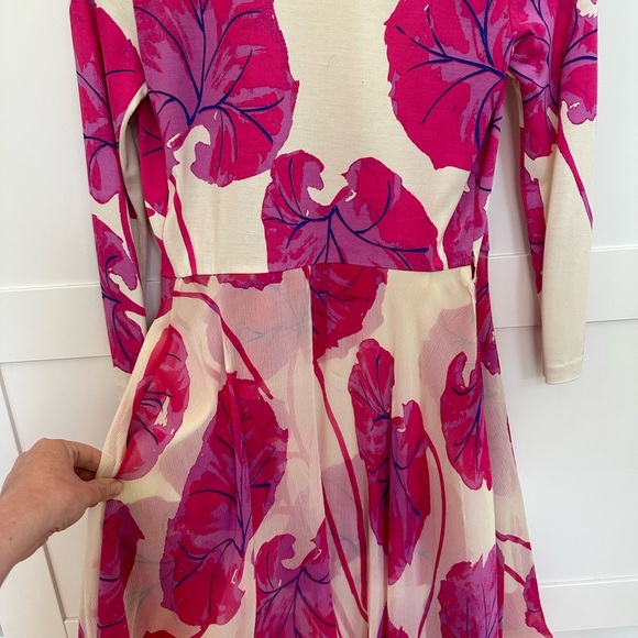 Diane Von Furstenberg Iconic Floral Wrap Dress in 00 - Picture 4 of 6